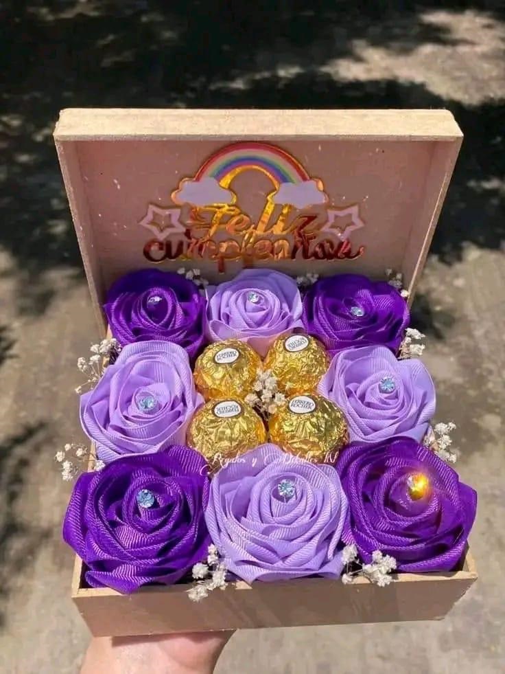 CAJA DE LUJO CON ROSAS ETERNAS
